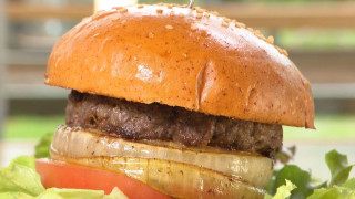 高さ約15センチ！？地元食材を贅沢に使った『emバーガー』を調査！愛知県豊橋市の“愛されフード”とは？