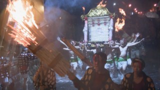 奇祭「うにょおい！」と叫びながら炎の中を裸で疾走する「神戸山王まつり」