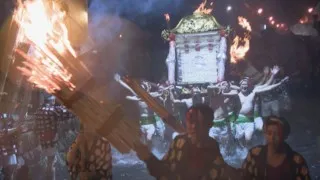 奇祭「うにょおい！」と叫びながら炎の中を裸で疾走する「神戸山王まつり」