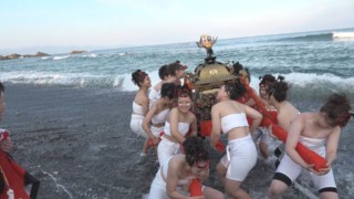 つけま＆盛り髪のド派手な“令和ギャル”が担ぐ「ギャル神輿」！？極寒の海で行われる禊とは