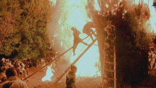 1200年の歴史を持つ「日本一危険な火祭り」!?燃え盛る松明に果敢に飛び込む男性たちの雄姿に密着!