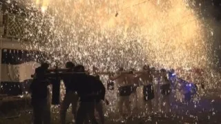 やけどは勲章！ 火の粉の雨に打たれ続ける男たち　約15000個の爆竹が大爆発する危険覚悟の「手力の火祭」