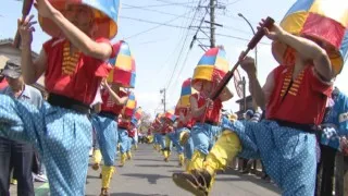 若者が祭りの大ピンチを救う？！ド派手な衣装で踊り歩く岐阜県・中津川市の「杵振り踊り」
