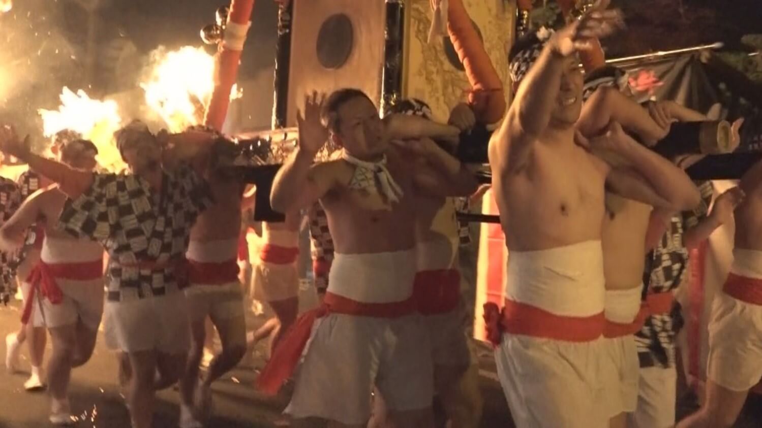 深夜0時に響く「うにょ~い」の掛け声… 神輿をバトンパスする男たち?! 岐阜県・神戸町の「神戸山王まつり」