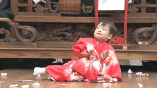 鬼のような眼差しにゾッ…！鬼教官の厳しい稽古に奮闘　愛知県・岡崎市の「神明宮例大祭」で舞踊を披露する3歳の女の子に密着