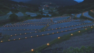 シャッター音が鳴り響く！棚田に広がる約1000個のろうそくの灯りにうっとり…岐阜県・恵那市の「田の神様灯祭り」
