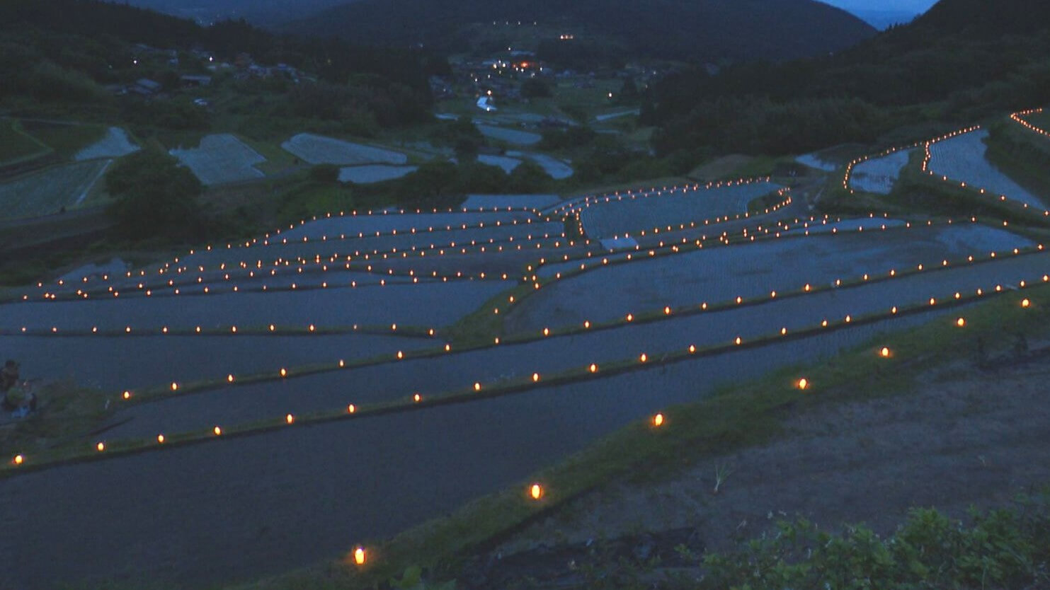 シャッター音が鳴り響く!棚田に広がる約1000個のろうそくの灯りにうっとり…岐阜県・恵那市の「田の神様灯祭り」