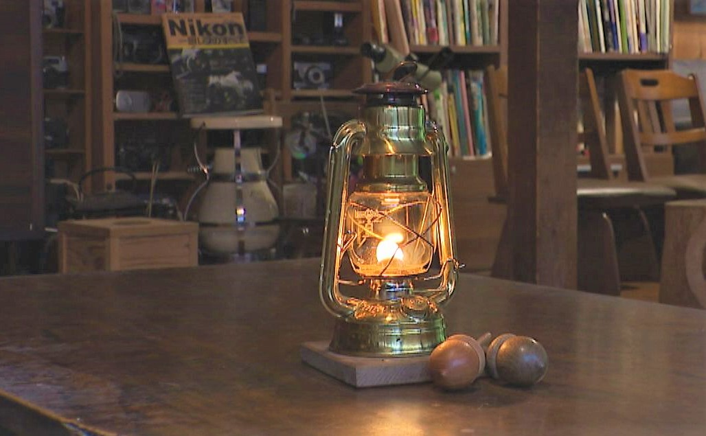 全国から利用者が!スマホ・家電が使えない“脱デジタル”の宿 夜はランプの灯りだけで癒しの空間を