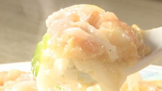 通常サイズの約2倍？！ エビがデカすぎ！！常連客が溺愛する謎だらけの「シャーレン飯」とは？