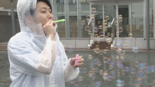雨の日こそ「シャボン玉」日和！割れにくい条件や触れるシャボン玉液の作り方も