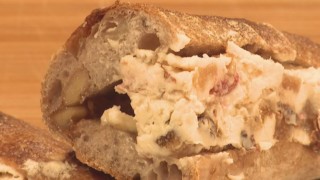 大阪のカリスマシェフがプロデュース！歯切れの良さがすごい…ナッツがゴロゴロ＆濃厚クリームチーズがたっぷり入ったハード系パンの秘密とは