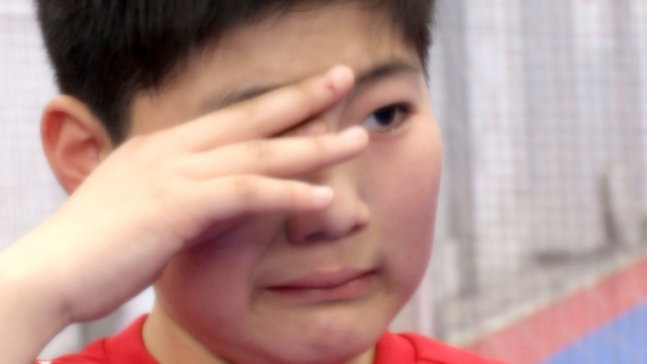 「リフティングが上手になりたい」10歳男子が涙の猛特訓!プロに教わるリフティング上達のコツとは?