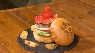 衝撃的！イチゴ入りハンバーガー...そのお味はいかに！衝撃イチゴグルメ特集！！