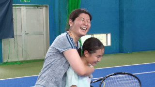 「子どもは褒めて伸ばす」テニスを頑張る小学5年生をカリスマテニスコーチが熱血指導！『褒める指導の極意』とは？