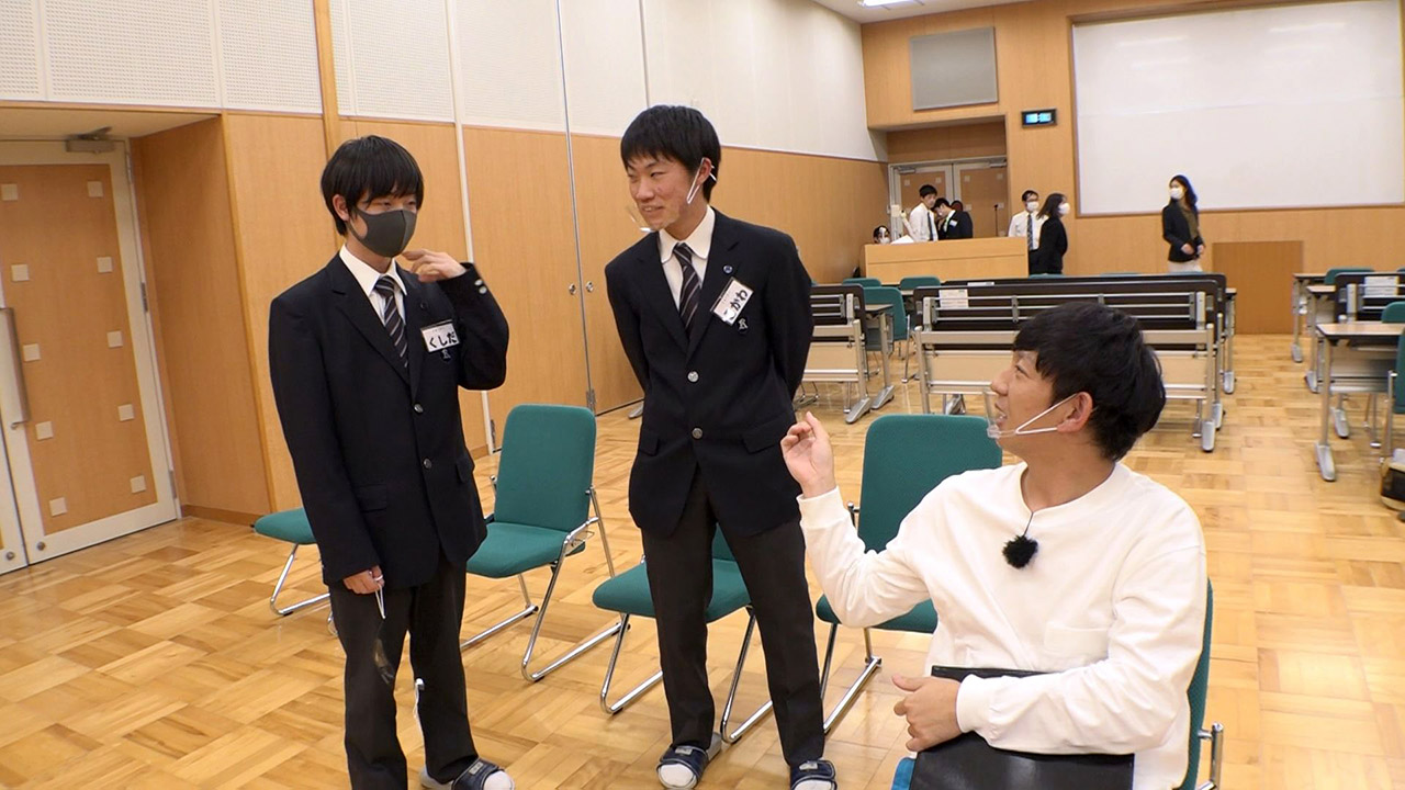 高校生お笑いコンビ「今年『M-1』に出たんですけど…」 できたて「お笑い同好会」は文化祭で笑いを取れるか?パンサー向井が高校で熱血指導