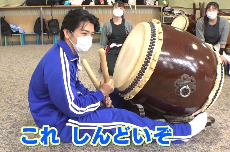 マンモス高校の“三大人気部活”の魅力をマヂラブが探る! 野田は筋肉チェックに余念なし! 愛知県豊橋市・生徒1800人の高校をリポート