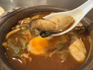 大ぶり牡蠣がどっさり！山本屋本店の冬季限定味噌煮込うどんを堪能