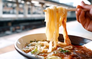 注文から提供まで約25秒!? 駅のホームで食べられる名古屋名物「きしめん住よし」のおいしさの秘密とは?