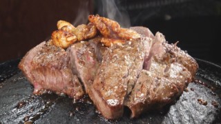肉肉しさ満点のステーキが超お値打ち!? 連日300個完売の超人気ベーグル専門店も 「大須商店街」の老舗&最新グルメ6店をご紹介!