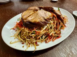 辛ウマ「皿台湾」が人気!行列ができる町中華「人生餃子」
