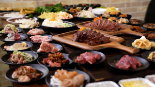10種類以上の肉が食べ放題！自分好みの焼き加減で超柔らかいステーキを堪能！「インディアンズステーキ」人気の秘密はキッズパークにも！？