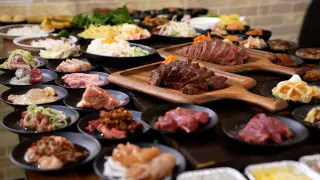 10種類以上の肉が食べ放題！自分好みの焼き加減で超柔らかいステーキを堪能！「インディアンズステーキ」人気の秘密はキッズパークにも！？