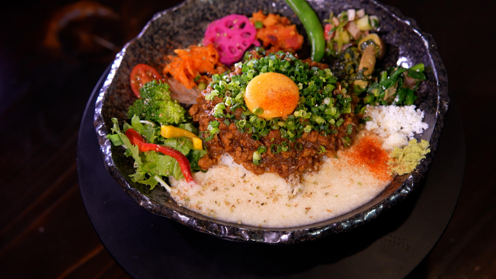 キーマカレーにととろをオン!?元・デザイナーが作る目で見て楽しいカレーとは?今食べるべき名古屋のカレーベスト3を発表!(前編)