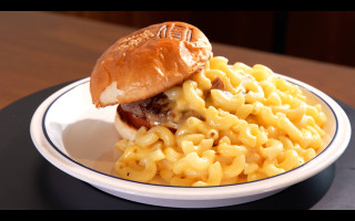 「え？こんなのハンバーガーに挟むの？」ハンバーガーから溢れる大量のマカロニ！？「今絶対に食べてほしいハンバーガー」ランキング！（前編）