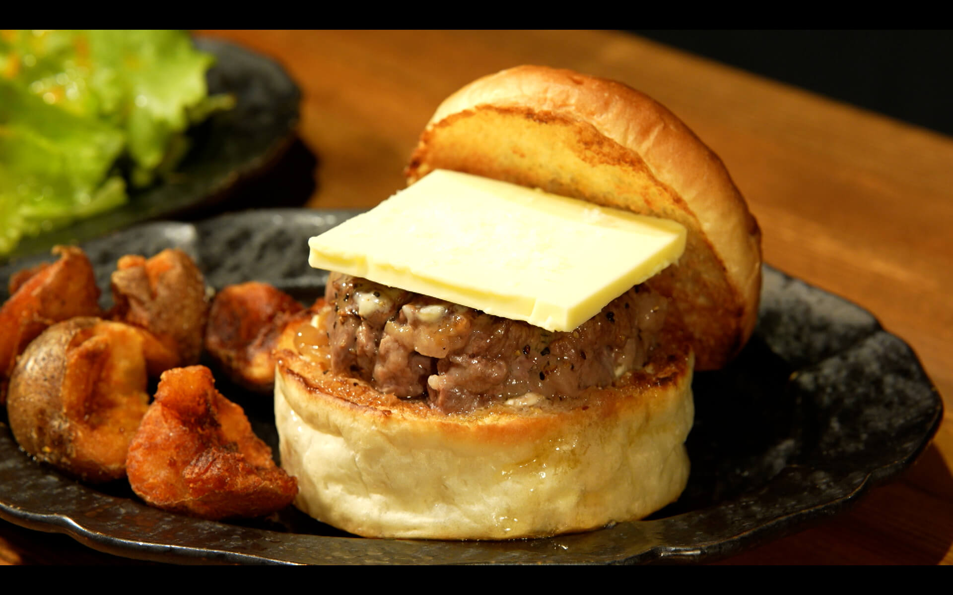 まるでステーキのような肉肉しさ!?肉一本で勝負する隠れ家のハンバーガーとは?「今絶対食べてほしいハンバーガー」ランキング!(後編)