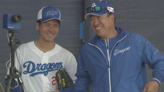 中日ドラ1・金丸夢斗投手に井上監督が熱視線!? 沖縄キャンプで変化球を交え41球！落合2軍監督とともに期待の表情