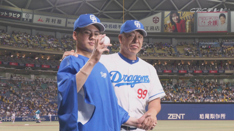 「サンデードラゴンズ」より金丸夢斗投手と井上一樹監督(C)CBCテレビ