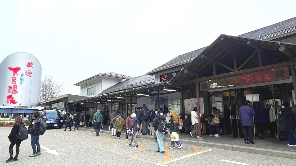 観光客でにぎわう下呂駅前