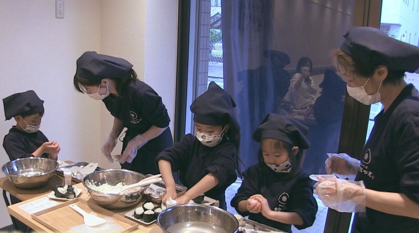 お米にこだわるおむすび専門店でおむすび握り体験!?親子に人気のイベント「おむすびキッズ」をご紹介!