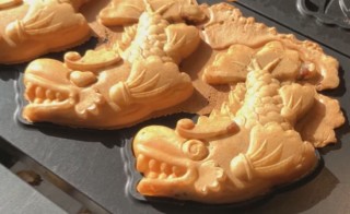 名古屋らしい「台湾ミンチ」味も！金シャチ横丁に最新“しゃちほこグルメ”「金しゃち焼き」が登場！