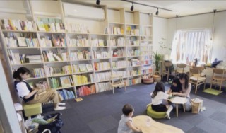 キッチン完備の「暮らせる図書館」って何！？会話も食事もOK！まるでリビングのような図書館とは