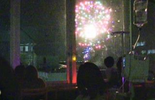 小児病棟の子どもたちに打ち上げ花火を 480発が夜空を彩る、思いを込めた花火大会が開催