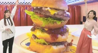 賞味期限5分のクレープ！？ 高さ18センチのバーガーも！ インパクト抜群の「ぜいたく盛り過ぎグルメ」とは？