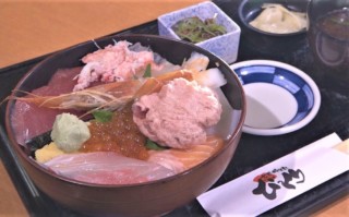 12種類のネタがのった海鮮丼が1250円！？ 超ビッグサイズのいちご大福も！ 愛知県阿久比町のお値打ちグルメをご紹介