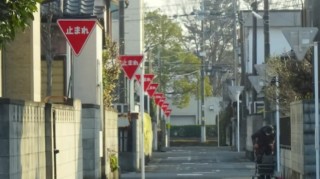 「一時停止」の標識が14か所連続！30mに1回停止しないといけない奇妙な道“奇道”とは