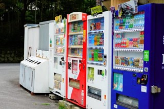 自動販売機はじめて物語～コーラとコーヒーが日本での歴史を開拓した！