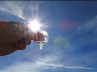 花粉症の季節に欠かせない「目薬」日本での開発テーマは究極の“差し心地”