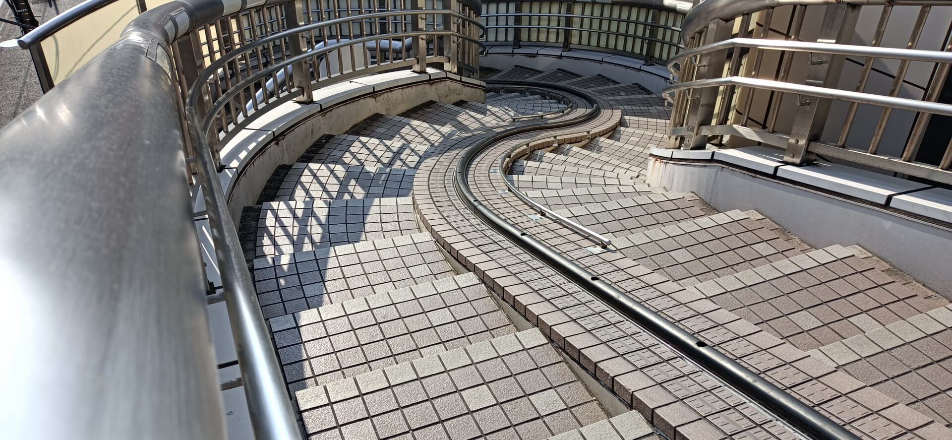 日本で進化した「歩道橋」、その背景には高度成長期のクルマ社会があった!