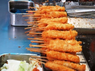 日本生まれ「串カツ」の美味しい魅力～なぜ串に刺したのか？その理由を探る