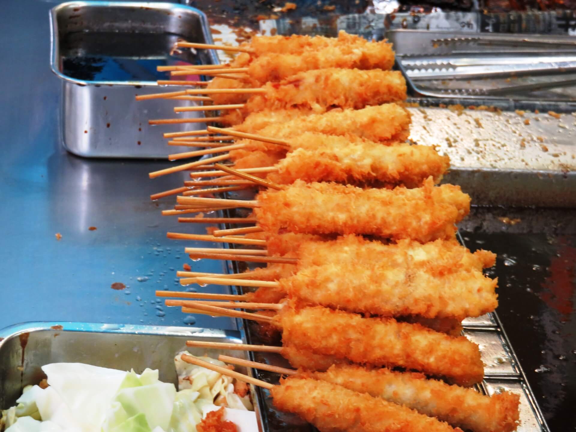 日本生まれ「串カツ」の美味しい魅力~なぜ串に刺したのか?その理由を探る