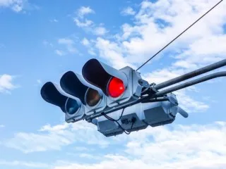 “交差点の番人”信号機の日本での大進化、ＬＥＤ登場で省エネと長寿も実現！
