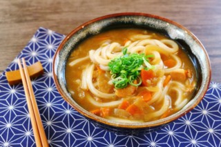 人気の「カレーうどん」を生み出した！ニッポンの食文化そのアイデアと変身史