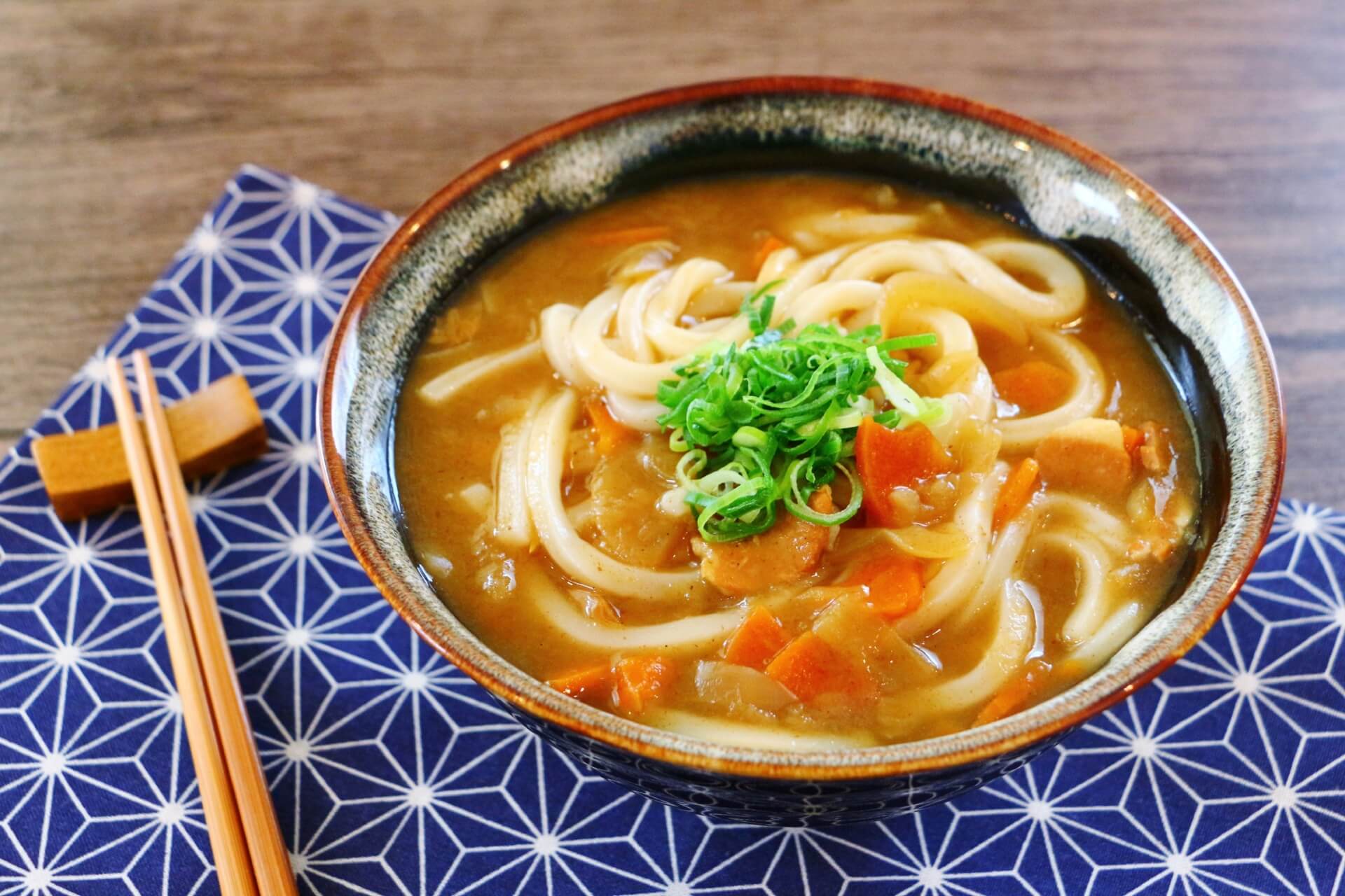 人気の「カレーうどん」を生み出した!ニッポンの食文化そのアイデアと変身史
