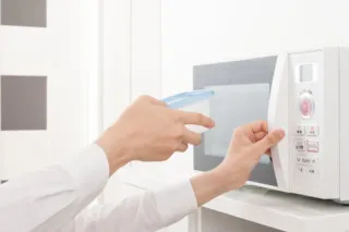 キッチンでコンビニで、暮らしに欠かせない「電子レンジ」の便利さを生んだ開発史