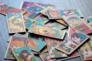 「めんこ（面子）」遊びで懐かしむ、昭和時代の“真剣勝負”に臨んだ少年たち
