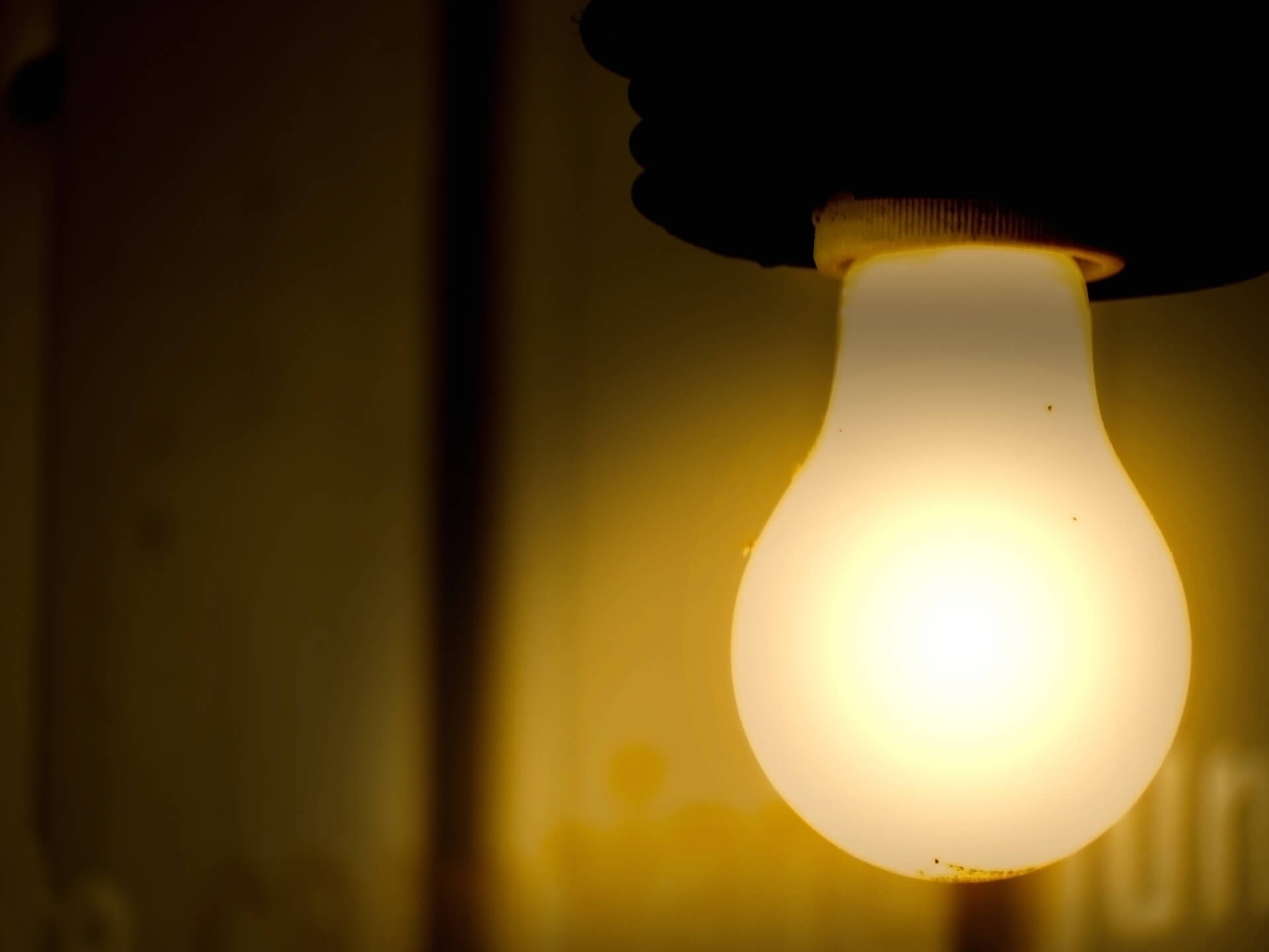 「裸電球」がまぶしかった!昭和の家族団らんを照らし続けた暖かな白熱電球